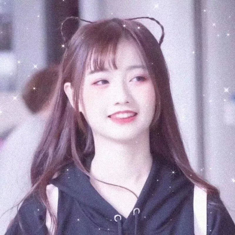 《怪诞女孩》海报